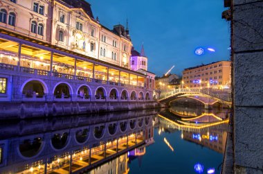 Ljubljanica Nehri'nin ve üçlü köprüler arka planda ışıklı Noel ve yeni yıl kutlama için Ljubljana, Slovenya