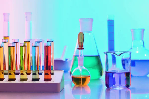 Vidraria Laboratório Com Produtos Químicos Reagentes Coloridos Ciência Química — Fotografia de Stock