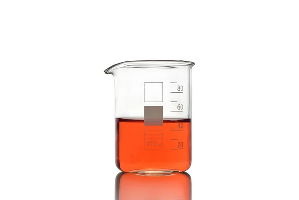 Beaker Com Líquido Vermelho Sobre Fundo Branco — Fotografia de Stock