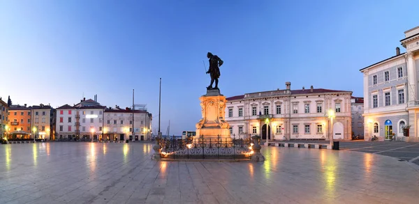 Тартіні на площі в ранній ранок, Піран, Словенія — стокове фото