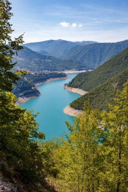 Piva gölü yüksek bir dağdan