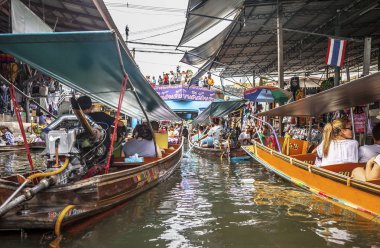 Damnoen Saduak (Tayland) - 7 Haziran 2017: çok turist ünlü Damnoen Saduak yüzen pazarı, Thailan en popüler yüzen pazar ziyaret etti