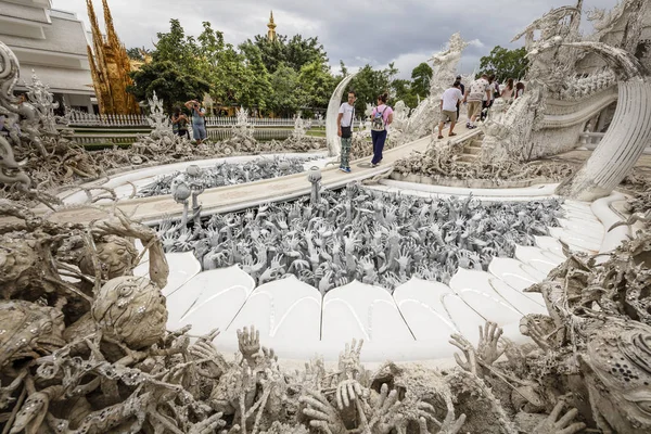 Chiang Rai Tailândia Junho 2017 Pessoas Estão Visitando Wat Rong — Fotografia de Stock