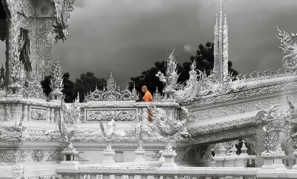 Chiang Rai Thaimaa Kesäkuuta 2017 Buddhalainen Munkki Kävelee Wat Rong — kuvapankkivalokuva