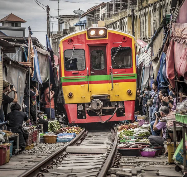 Mae Klong (Tayland): 7 Haziran 2017: turist Maeklong demiryolu Market, yaygın Siang Tai (hayatını riske) piyasa denilen bir yerel pazar ziyaret etti. Amazing Tayland konumlar biri olarak kabul edilir. Bir 100 metrelik uzunluğu, piyasada Yayilim 