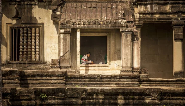 Siem Reap Cambodia June 2017 Man Sitting Window Angkor Wat — Stock Photo, Image