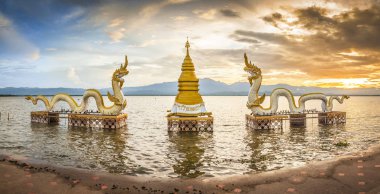 Kwan Phayao, bir göl, Phayao, Kuzey Tayland ile iki beyaz deniz yılan Ejderha Muhafızlar şor üzerinde