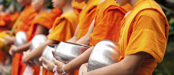 Jóvenes Monjes Budistas Procesión Matutina Para Ofrendas Comida Cerca Monasterio —  Fotos de Stock