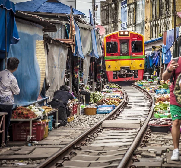 Mercado Ferroviario Maeklong Mercado Local Comúnmente Llamado Mercado Siang Tai Imágenes De Stock Sin Royalties Gratis