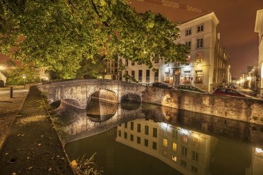 Bir kanalda Bruge gece görünümü