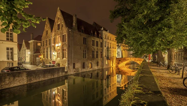 Nocturnal view of a canal in Bruge — Stock Photo, Image