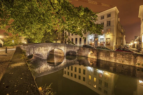 Nocturnal view of a canal in Bruge — Stock Photo, Image