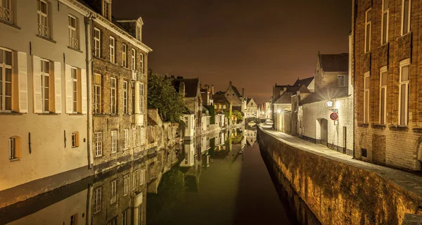 Nocturnal view of a canal in Bruge — Stock Photo, Image