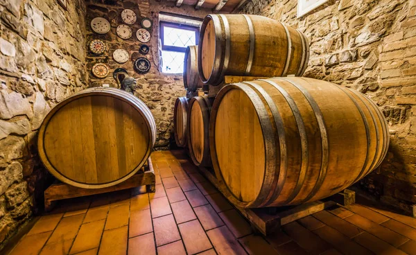 Barili di vino in cella — Foto Stock