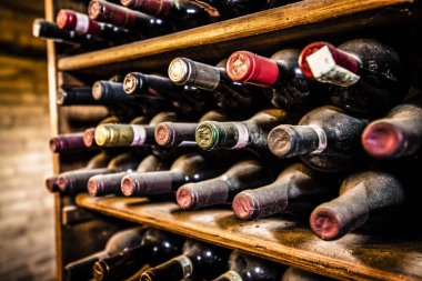 Eski ve tozlu kazanç şişesi