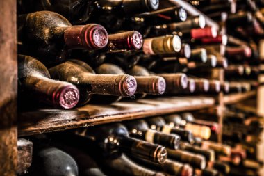 Eski ve tozlu kazanç şişesi