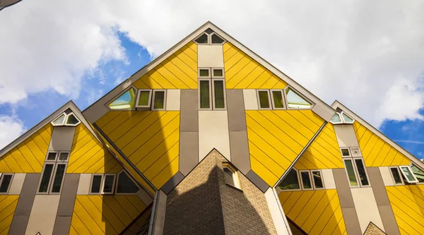 Casas cúbicas amarillas en Rotterda —  Fotos de Stock