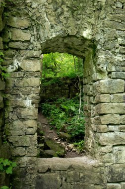 Eski taş kapısı kalıntıları