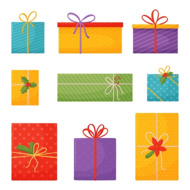 Fiyonklu, kurdeleli ve tatil dekorlu renkli hediye kutuları. Noel hediyesi seti.