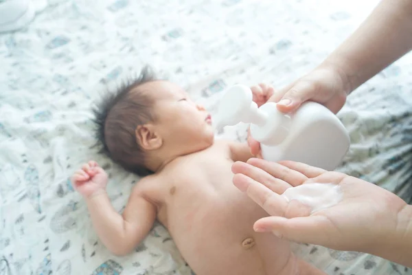 Mor Tillämpar Lotion Som Grädde Baby Kroppen Efter Bad — Stockfoto