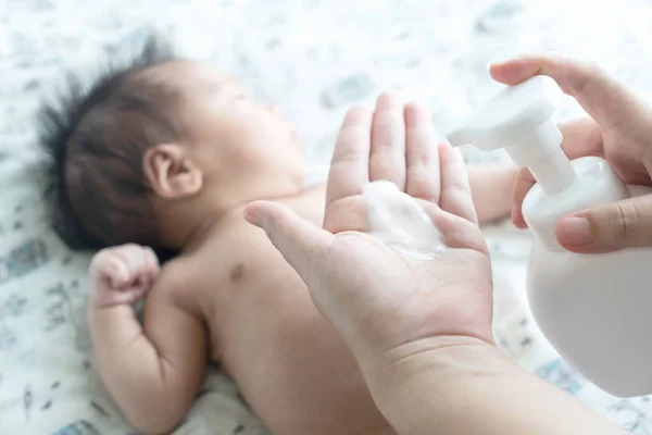 Mor Tillämpar Lotion Som Grädde Baby Kroppen Efter Bad — Stockfoto