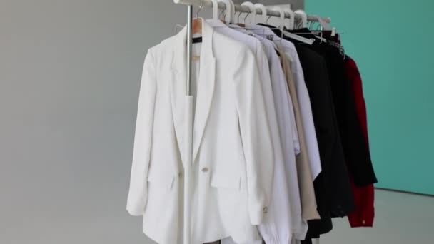 Porte Armoire Avec Des Vêtements Élégants Près Mur Blanc Intérieur — Video