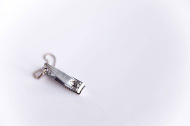 Beyaz arka planda tırnaklar için cımbız. Tırnak maşası.