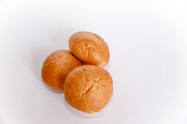 Beyaz arka planda ekmek rulosu. Uzayı kopyala izole