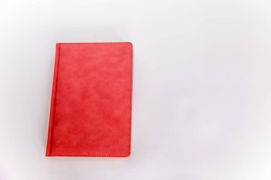 Beyaz arka planda kırmızı günlük defter. izole