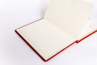 Uzayı kopyala Beyaz arkaplanda kırmızı günlük defter aç