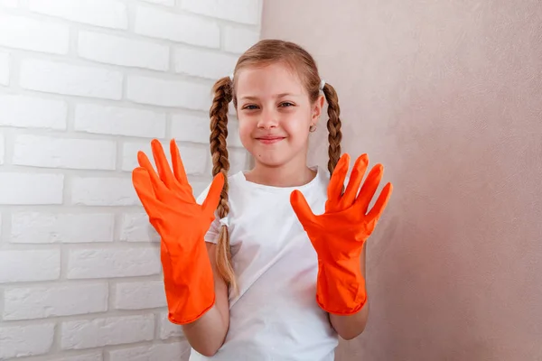 Liten Flicka Orange Handskar Städar Huset — Stockfoto