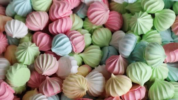 Sluiten van een partij meringues. achtergrond en textuur, veel marshmallows. Een grote meringues snoep. achtergrond — Stockvideo