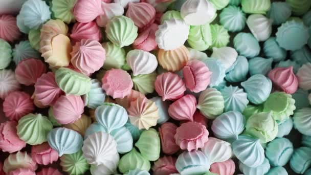 Feche um lote de merengues. fundo e textura, um monte de marshmallows. Um grande número de doces merengues. contexto — Vídeo de Stock