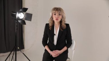 Haber programı Model-up. Sunucu haberlerden bahsediyor.