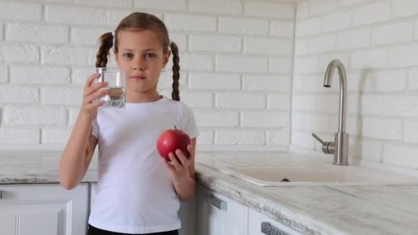 En liten flicka. Fruktäpple och vatten. Hälsosam kost för barn — Stockvideo