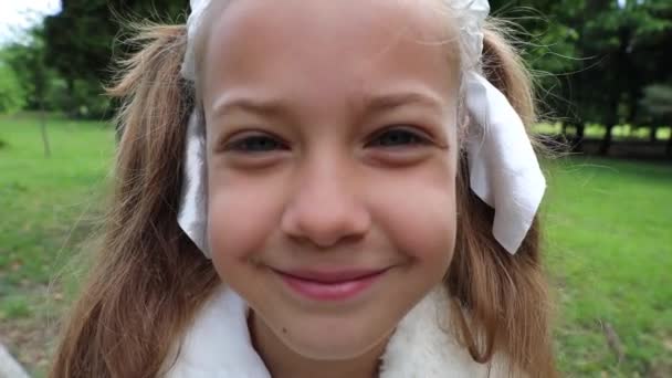 Zbliżenie Mała Piękna Dziewczyna Uśmiecha Się Parku Wiosennym Wideo Bez — Wideo stockowe