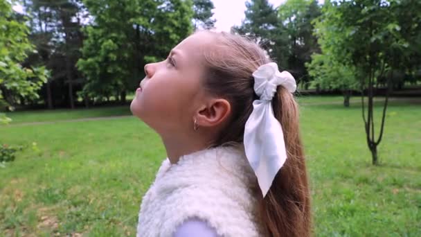 Primer plano de niña pensativa mirando al cielo con esperanza . — Vídeos de Stock