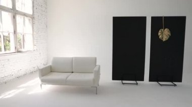 Moda beyaz fotoğraf stüdyosunda büyük beyaz kanepe