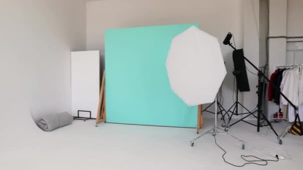 Large Studio Space White Cyclorama Natural Light Large Windows Loft — Stock Video