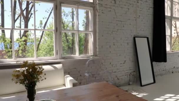 Großer Atelierraum Weißes Alpenpanorama Und Natürliches Licht Aus Großen Fenstern — Stockvideo
