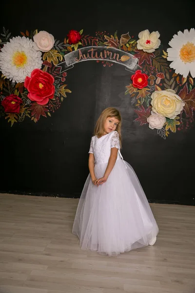 Portret Uroczej Uśmiechniętej Dziewczynki Sukience Księżniczki Pięknym Magicznym Wnętrzu — Zdjęcie stockowe