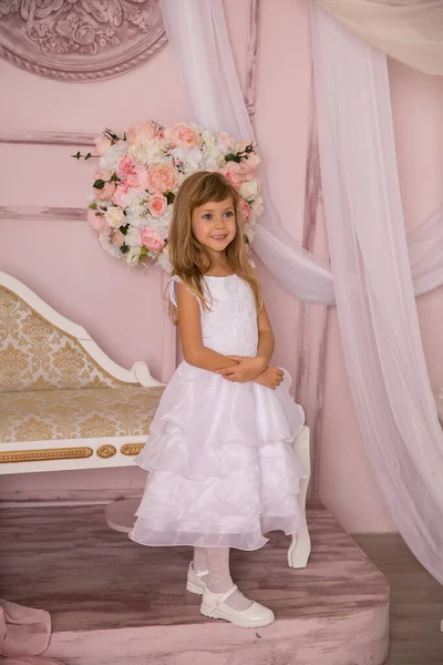 Niña Vestido Princesa Con Pelo Largo Sobre Fondo Flores — Foto de Stock