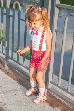 Tatil kıyafetleri içinde güzel bir kız.