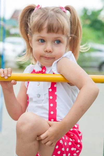 Bambina Adorabile Bambino Con Code Abiti Vacanza — Foto Stock