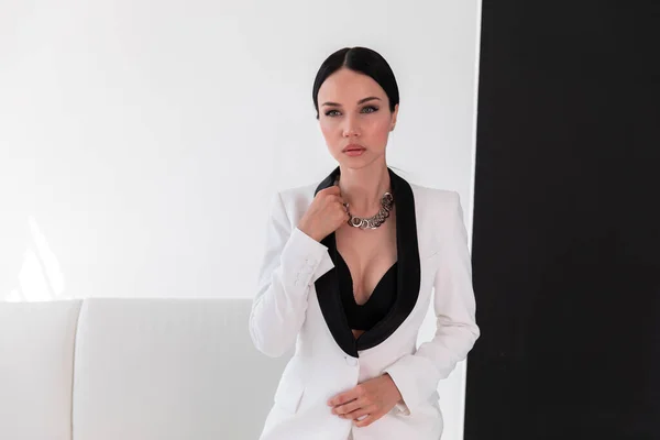 Portret Wspaniały Młody Kaukaski Atrakcyjny Sexy Biznes Kobieta Lub Sekretarz — Zdjęcie stockowe