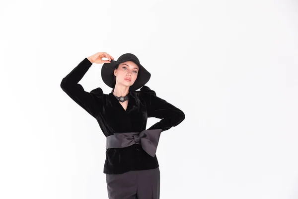 Giovane Ragazza Modello Femminile Bruna Cappello Nero Sfondo Bianco Copia — Foto Stock