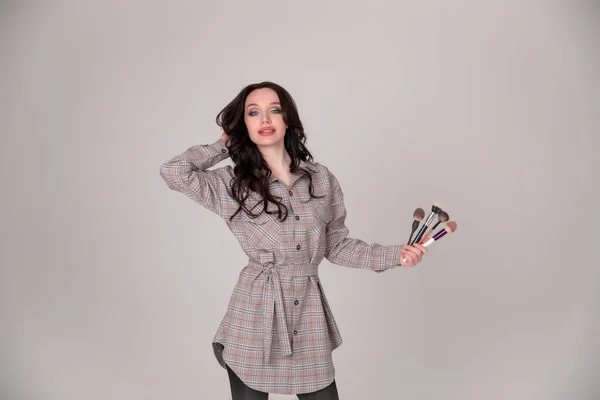 Maquillaje Visionario Niña Con Cosméticos Cepillo Sobre Fondo Gris Blanco — Foto de Stock