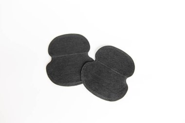 Koltukaltı için beyaz bir arka plan. Koltuk altları için terden ya da terden korunmak. Giysileri terden nasıl koruyacağız? Kumaş üzerindeki terden korunmak için..