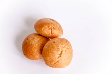 Beyaz arka planda ekmek rulosu. Uzayı kopyala izole