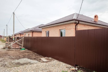 Kırmızı tuğlalı ev duvar cephesi. Ev inşaatı. kulübe kırmızı tuğla ev